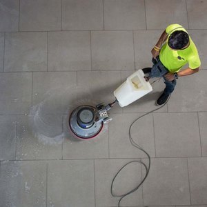 Pulire il pavimento con utensili professionali